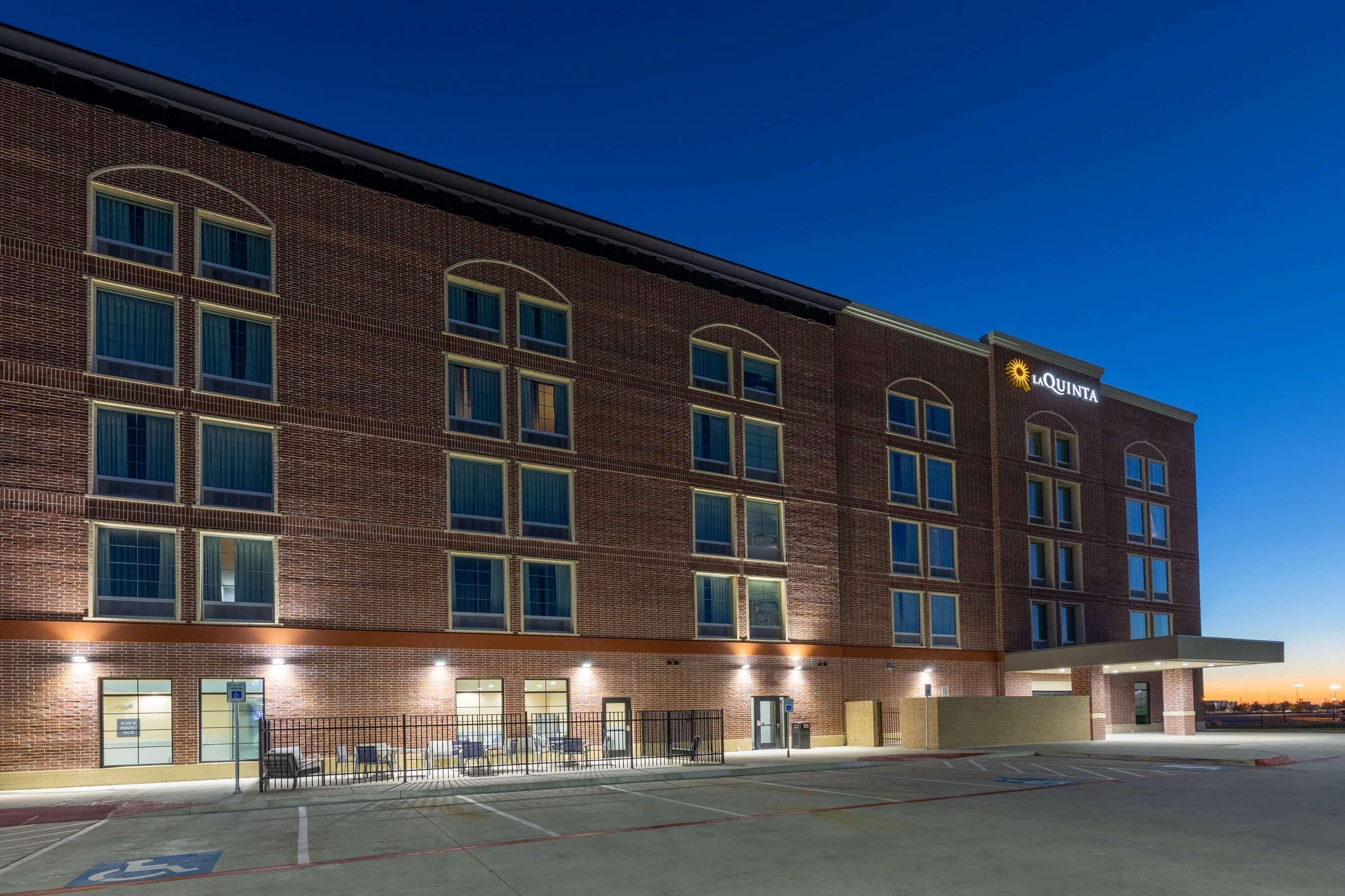 La Quinta Inn & Suites By Wyndham Dallas - Frisco Stadium Exterior foto